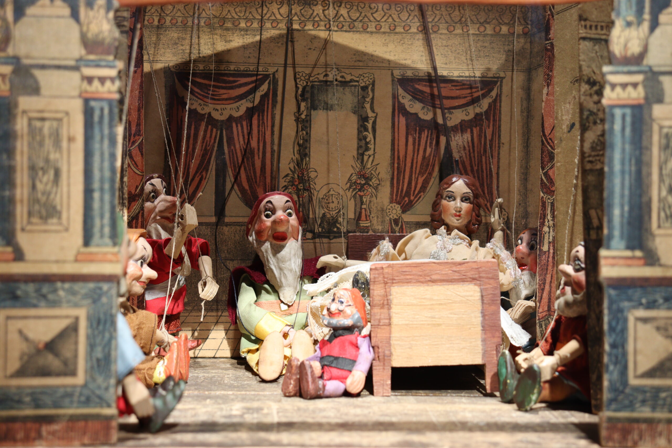 „Was der König zuhause nicht wusste“. Vorführung des Prager Marionettentheaters auf Deutsch